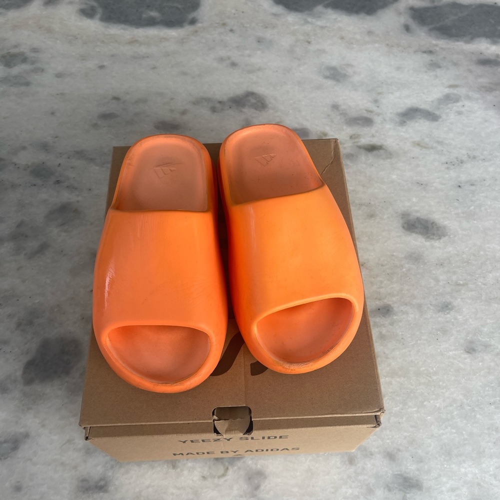 Adidas Yeezy slides enflame orange